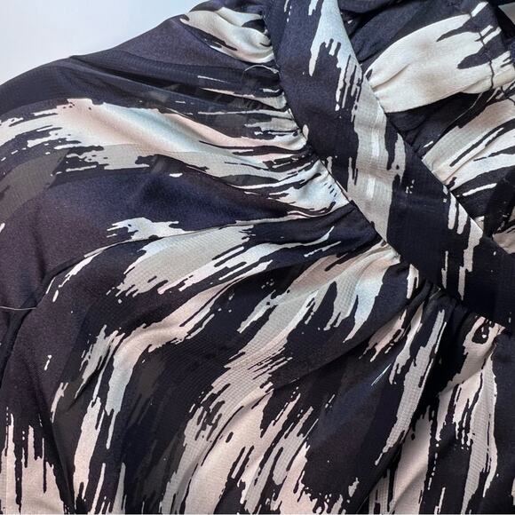 H&M, black and off-white Large tie V-neck blouse - Picture 4 of 11